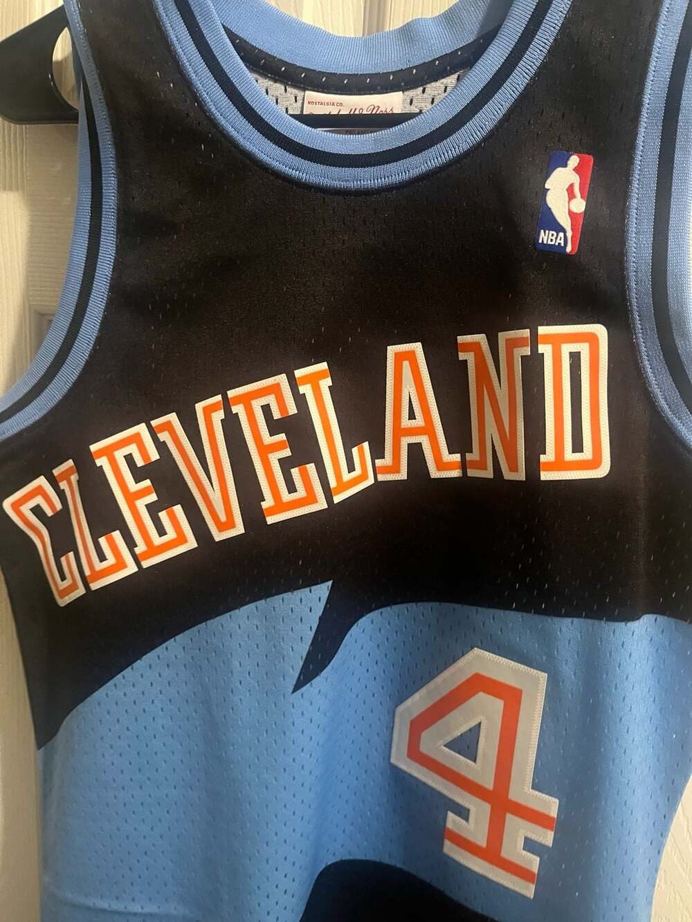 Mitchell & Ness NBA Swingman Jersey Cavaliers 97 Shawn Kemp, Black, Small - Picture 3 of 6